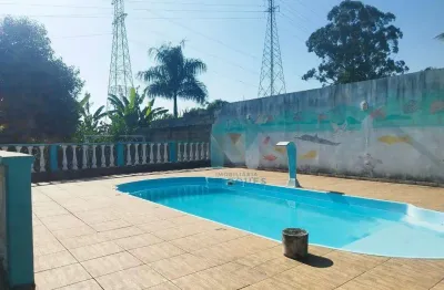 Excelente chácara, com acesso muito fácil a via dutra