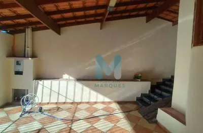 Excelente casa com 3 quartos, garagem coberta e um lido e grande quintal com rancho e churrasqueria no bairro vera cruz em caçapava, sp