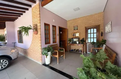 Casa térrea com 3 dormitórios sendo um suíte, com planejados e espaço gourmet próximo ao centro.