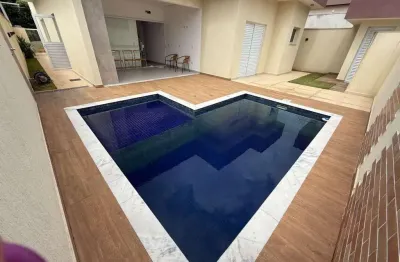 Linda casa em condomínio fechado semi mobiliada com piscina