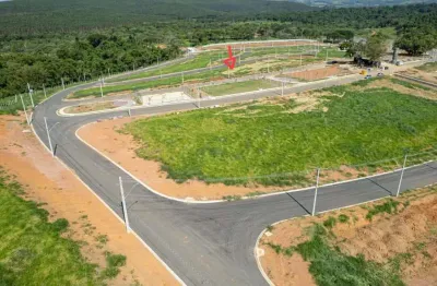 Maravilhoso lote com topografia aclive e uma vista deslumbrante para a serra do mar
