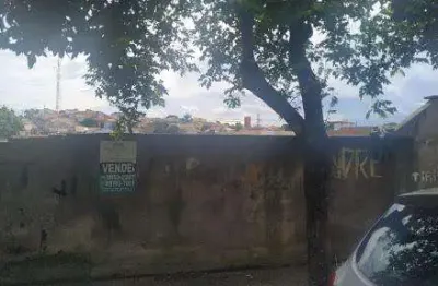 Terrenos murados de 300mts cada em localização excelente, um ao lado do outro