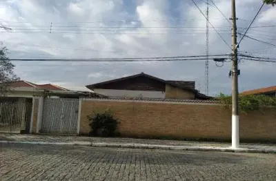 Imóvel com terreno grande em localização privilegiada