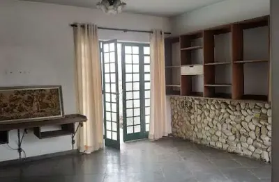 Sobrado com potencial comercial no centro da cidade .
