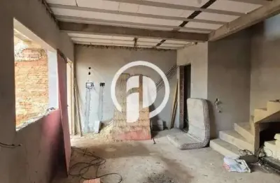 Sobrado em fase de acabamento com 2 suítes, 2 vagas e terraço gourmet.