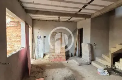 Sobrado em fase de acabamento com 2 suítes, 2 vagas e terraço gourmet.