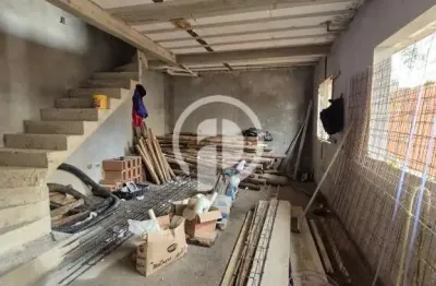 Sobrado em fase de acabamento com 2 suítes, 2 vagas e terraço gourmet.