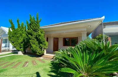 Casa a 150 metros da praia com 04 dormitórios em atlântida sul