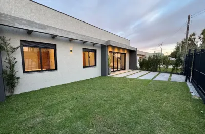 Casa mobiliada e decorada com piscina, próxima a praia em atlântida sul