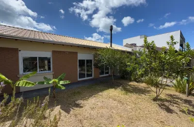 Casa a 100 metros da praia, excelente localização em atlântida sul