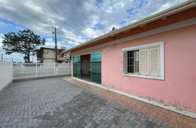 Casa à venda na praia de atlântida sul, em uma das principais avenidas da praia.
