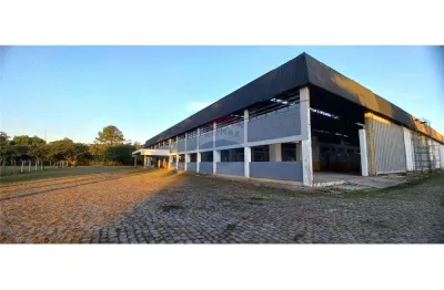 Localizado em uma área privilegiada, este terreno de 15.210m² oferece um amplo espaço para diversas atividades comerciais e logísticas.