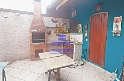 Casa com 3 quartos, armários embutidos, 1 suíte, closet, dependências completa,, área externa à ven