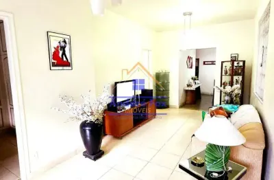 Casa com 2 salas, varanda, 3 quartos, copa coz., depend., a de serv., quintal, vaga 3 carros, à ven
