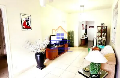 Casa com 2 salas, varanda, 3 quartos, copa coz., depend., a de serv., quintal, vaga 3 carros, à ven