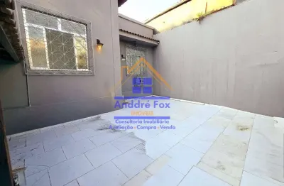 Casa linear com sala, 3 quartos, cozinha, área de serviço, quintal, garagem para 2 carros, à venda,