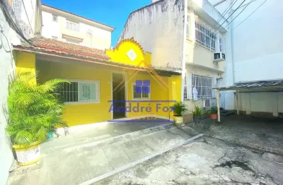 Casa com sala, 2 quartos, cozinha, área de serviço, quintal, garagem para 1 carro, à venda, 70 m²,