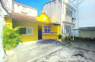 Casa com sala, 2 quartos, cozinha, área de serviço, quintal, garagem para 1 carro, à venda, 70 m²,