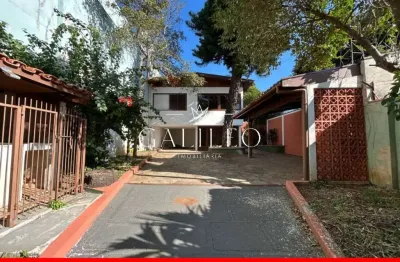 Vende-se casa com 04 dormitórios, 02 suítes, com churrasqueira e portão eletrônico, potencial uso comercial!