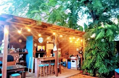 Casa com 233m², 2 dormitórios sendo 1 suíte, living com lareira, espaço gourmet com churrasqueira, pátio e 2 vagas de garagem no bairro sarandi