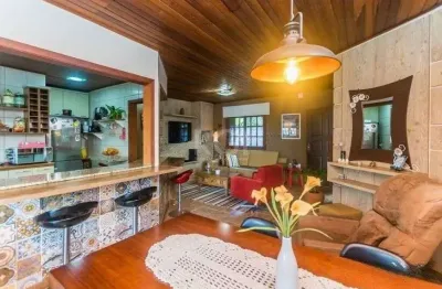 Casa de 2 dormitórios, piscina, churrasqueira e 2 vagas de garagem no bairro hípica