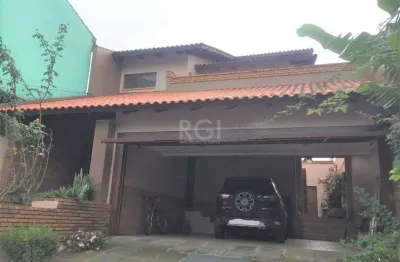 Casa de 270m² - 3 dormitórios, 1 suíte, churrasqueira, pátio e 3 vagas de garagem