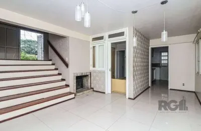 Excelente casa de 147m² com 3 dormitórios, 4 vagas e 1 piscina.