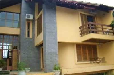 Casa de 370m² - 4 dormitórios, 2 suítes e 4 vagas de garagem no bairro espírito santo