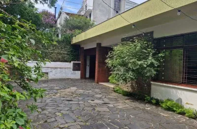 Casa com 243m2 de área privativa, com amplo pátio de 11 x 44, próxima a av. teresópolis