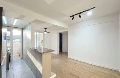 Apartamento de 2 dormitórios, sacada e churrasqueira e vaga coberta.