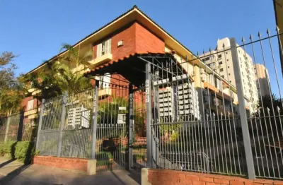 Apartamento de 3dormitórios, sendo uma suite churrasqueira e sacada 85m2 bairro menino deus.