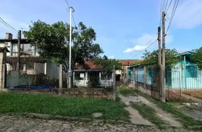 Casa no bairro hípica, com terreno de 10 metros de frente por 33 metros de fundos, totalizando 330m².