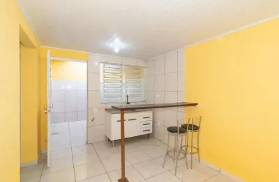 Casa com 2 quartos para alugar na Rua Coronel Neves, 440, Medianeira, Porto Alegre