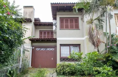 Casa de alvenaria, 3 dormitórios, 1 suíte e pátio com piscina, bairro espírito santo.