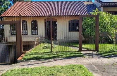 Ótima casa com 3 dormitórios sendo 1suíte e garagem para 4 carros.