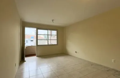 Apartamento com sacada junto à orla do guaíba no centro histórico