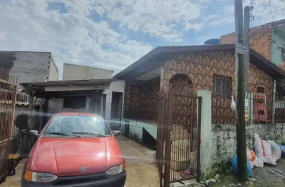 Casa em Porto Alegre, no bairro Vila Nova, com 3 dormitório(s), e 3 banheiros, à