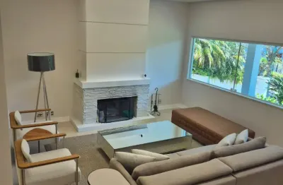 Linda casa , condomínio de luxo. 5 quartos sendo 4 suítes    com uma infraestrutura de lazer completa, lugar perto da natureza, vista deslumbrante para o verde. para quem busca qualidade de vida. próx