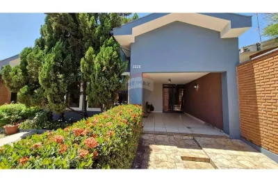 Casa muito ampla ideal para sua família ou para seu negócio-  clínica- casa de repouso-comércio