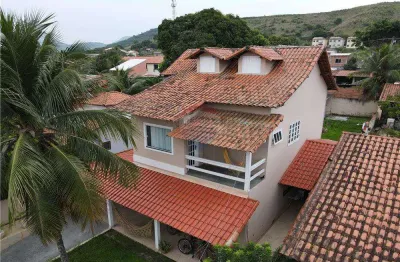Casa duplex com cinco dormitórios em condominio fechado.