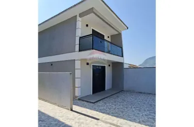 Casa duplex com dois dormitórios com banheiro em itaipuaçu.