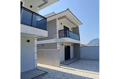 Casa duplex com dois dormitórios com banheiro em itaipuaçu.