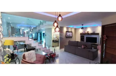 Casa 4 quartos,  suíte master com hidromassagem, em condomínio.