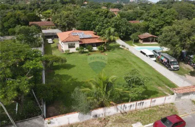 Casa com três dormitórios com banheiro no condado .