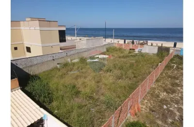 Terreno plano e murado de frente para o mar na barra de maricá.