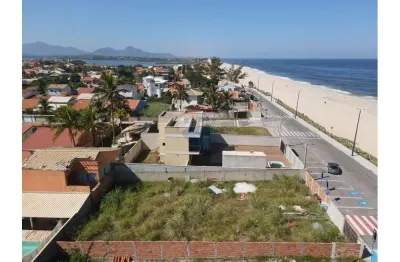 Terreno plano e murado de frente para o mar na barra de maricá.