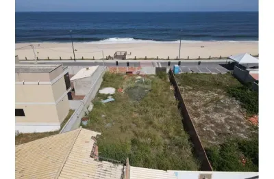 Terreno plano e murado de frente para o mar na barra de maricá.