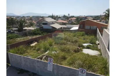 Terreno plano e murado de frente para o mar na barra de maricá.