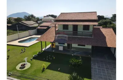 Casa no Jardim Atlântico Leste com cinco dormitórios,piscina e amplo quintal.