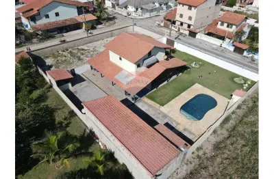 Casa no Jardim Atlântico Leste com cinco dormitórios,piscina e amplo quintal.